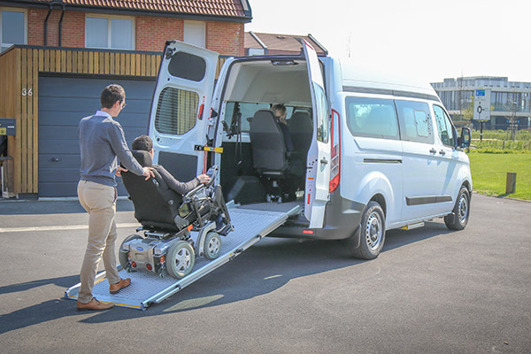 Ce minibus TPMR peut transporter tous types de fauteuils roulants Ce minibus TPMR peut transporter tous types de fauteuils roulants
