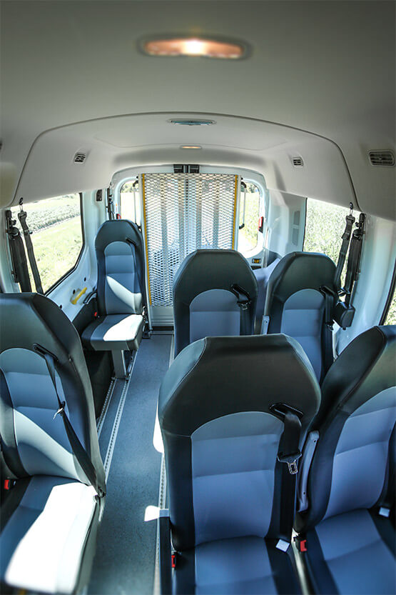 Dans cette configuration optimisée, le Ford Transit Kombi TPMR LineaFlex permet de retrouver 9 places assises pour transporter un maximum de passagers valides.