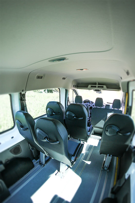 Avec ses 6 sièges arrière, vous disposez de nombreuses configurations possibles pour adapter votre minibus Ford à vos besoins !