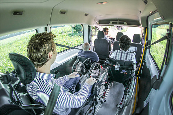Ce minibus TPMR vous offre une modularité idéale pour vos trajets réguliers avec des personnes à mobilité réduite