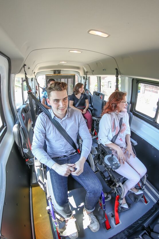 Chacun de vos passagers en fauteuil roulant voyagent confortablement et en toute sécurité avec une ceinture de sécurité spécifique et facile à installer