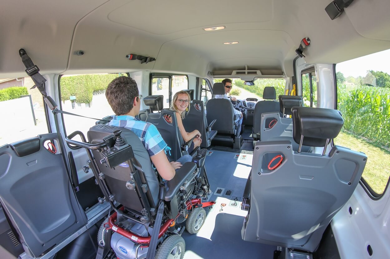 Grâce à cet aménagement intérieur polyvalent, vos passagers valides et à mobilité réduite voyagent en même temps dans votre minibus TPMR