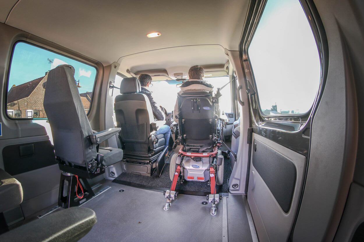 Voyager à l&#039;avant et en hauteur directement sur son fauteuil roulant est un réel avantage pour votre proche en siutation de handicap !