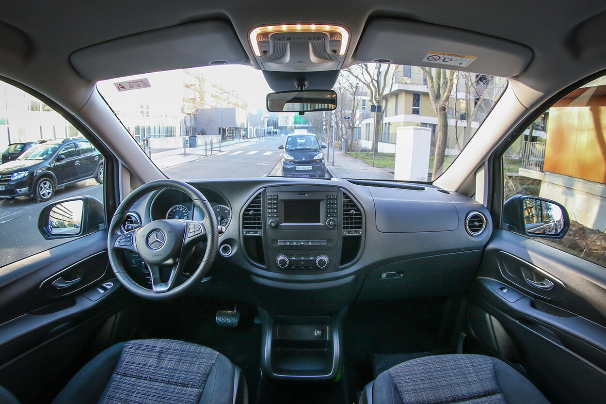 L&#039;intérieur cossu du Mercedes Vito aménagé handicap ne souffre d&#039;aucune critique. C&#039;est du haut de gamme !