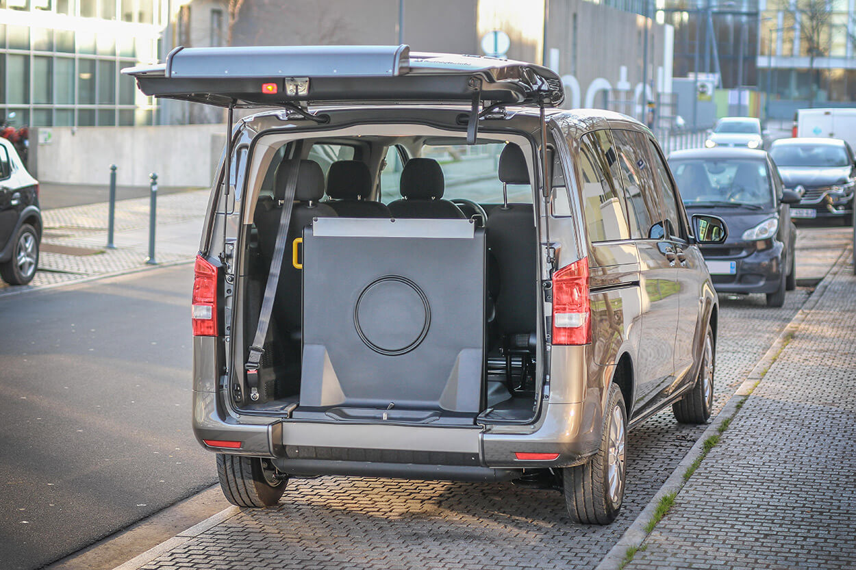 L&#039;aménagement TPMR du Mercedes Vito PremiumAccess a été réalisé avec tellement de précisions qu&#039;on oublierait presque qu&#039;il ne s&#039;agit pas d&#039;un élément d&#039;origine !