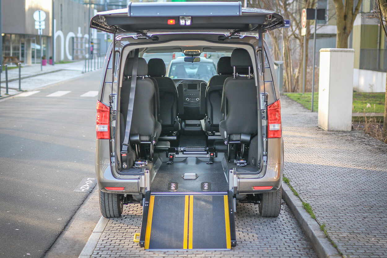 Avec une accessibilité record, le Mercedes Vito aménagé handicap accueille tous types de fauteuils roulants électriques ou manuels