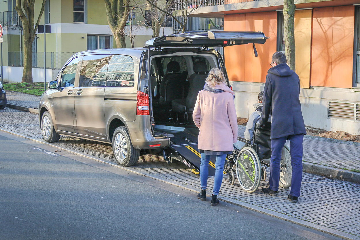 Le Mercedes Vito PremiumAccess propose une hauteur intérieure généreuse lui permettant d&#039;accueillir tous types de fauteuils roulants.