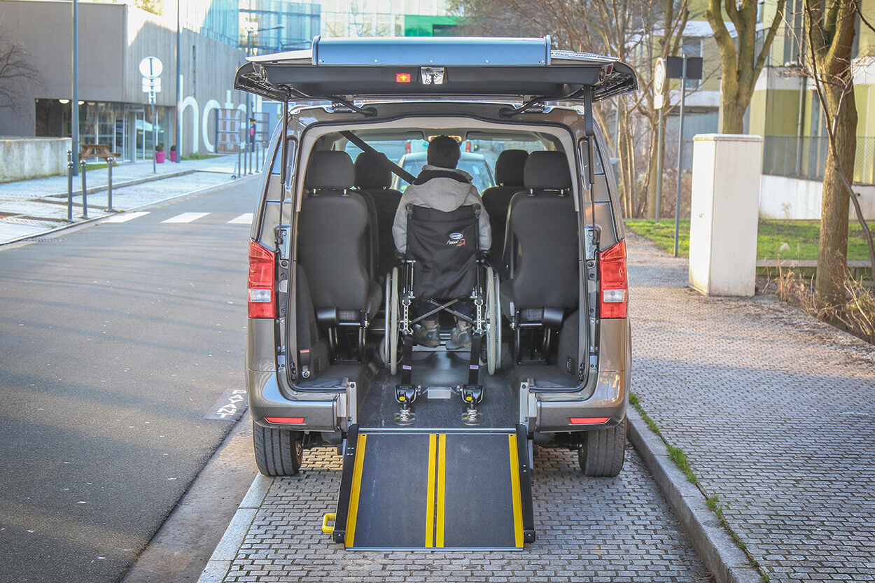 Le Vito TPMR PremiumAccess regorge d&#039;éléments de sécurité et propose un système d&#039;arrimage de fauteuil roulant facile à mettre en place, notamment grâce à sa ceinture 3 points à fixation rapide.