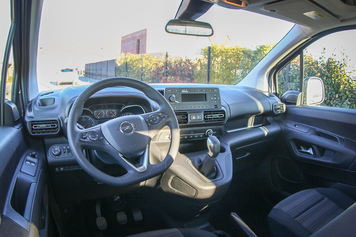 Le poste de conduite de l&#039;Opel Combo propose des équipements de confort et de sécurité dernier cri 