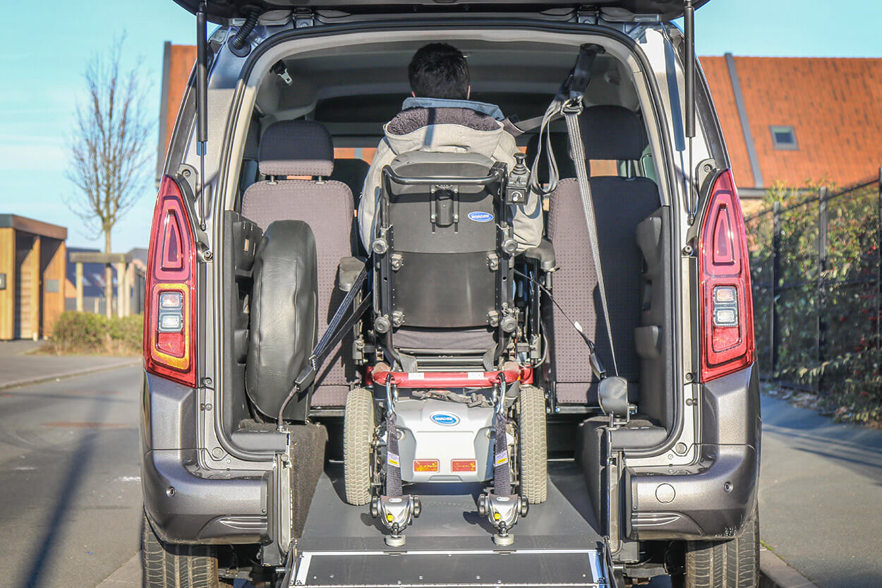 Le passager en fauteuil roulant est également attaché à l&#039;aide d&#039;une ceinture de sécurité trois points crash-testée et homologuée.