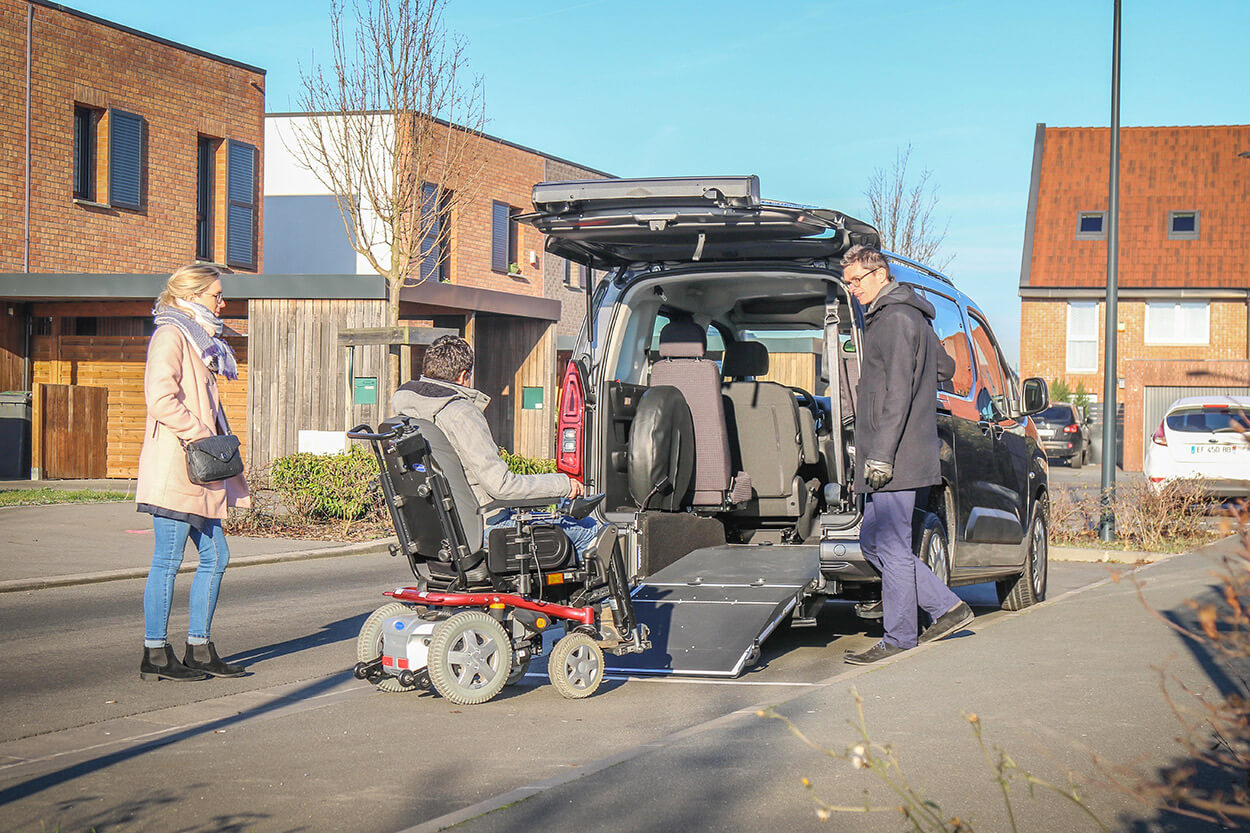 Avec son décaissement large et profond, le Combo TPMR peut transporter tous types de fauteuils roulants, manuels ou électriques.