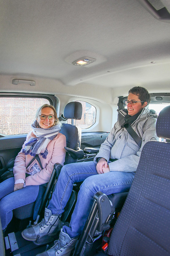 Le décaissement du Combo TPMR permet au passager handicapé de s&#039;avancer au plus près des occupants arrière.