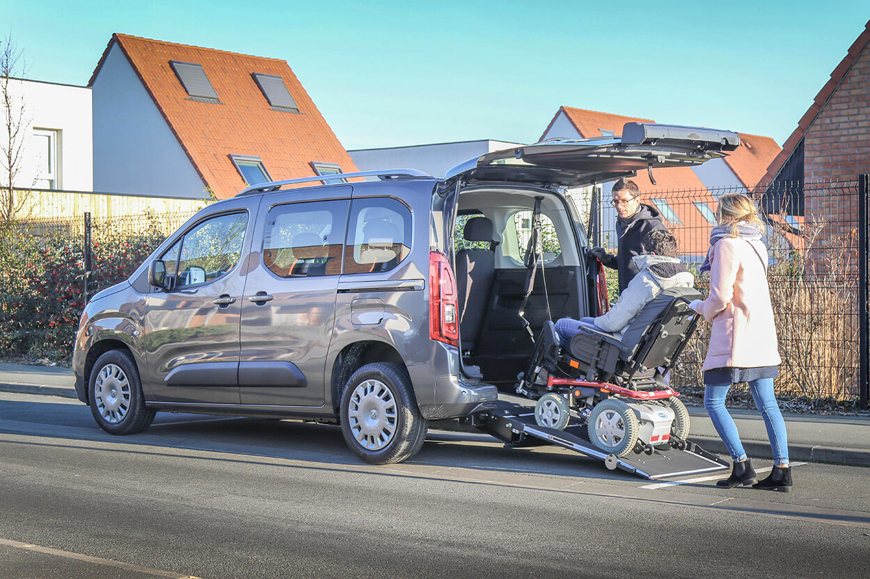 Avec son emplacement PMR et ses 3 places assises (chauffeur compris), le Combo peut accueillir jusqu&#039;à 4 passagers.