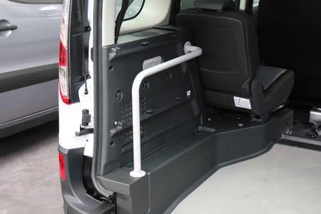 La main-courante du Renault Kangoo permet au passager en fauteuil roulant d&#039;avoir un appui supplémentaire pour les virages serrés