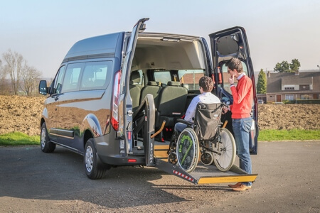 La plateforme élévatrice permet de faire monter ou descendre vos passagers en fauteuil roulant sans effort