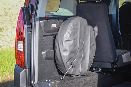 Roue de secours galette avec support en option sur ce Renault Kangoo Xtra TPMR