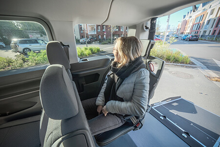 Le Caddy Maxi TPMR peut proposer jusqu'à 7 places assises grâce à deux sièges individuels Triflex Le Caddy Maxi TPMR peut proposer jusqu'à 7 places assises grâce à deux sièges individuels Triflex