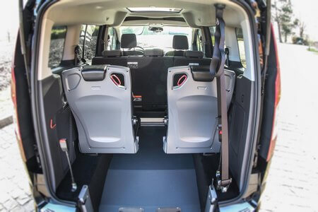 Des sièges Triflex individuels, pivotants et discrets pour transporter jusqu'à 9 personnes valides Des sièges Triflex individuels, pivotants et discrets pour transporter jusqu'à 9 personnes valides