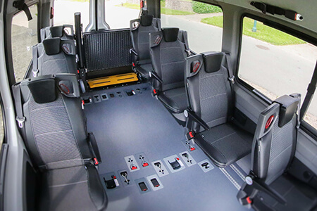 Les sièges Triflex sont très faciles à replier ou à déployer pour faire varier la capacité d&#039;accueil de votre minibus TPMR