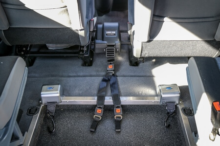 Le treuil d&#039;aide à l&#039;accès permet de monter un passager en fauteuil roulant à bord sans aucun effort !