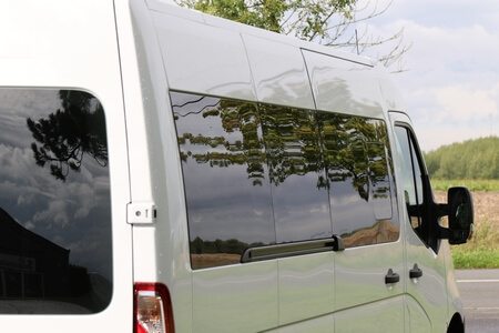 Le vitrage surteinté sur Renault Master offre un peu d&#039;intimité à vos passagers