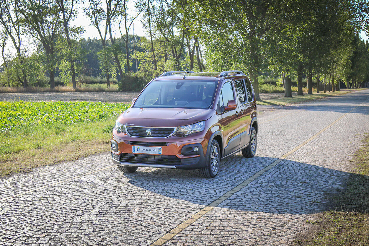 Avec son gabarit réduit, le Peugeot Rifter TPMR se montre pratique en ville.