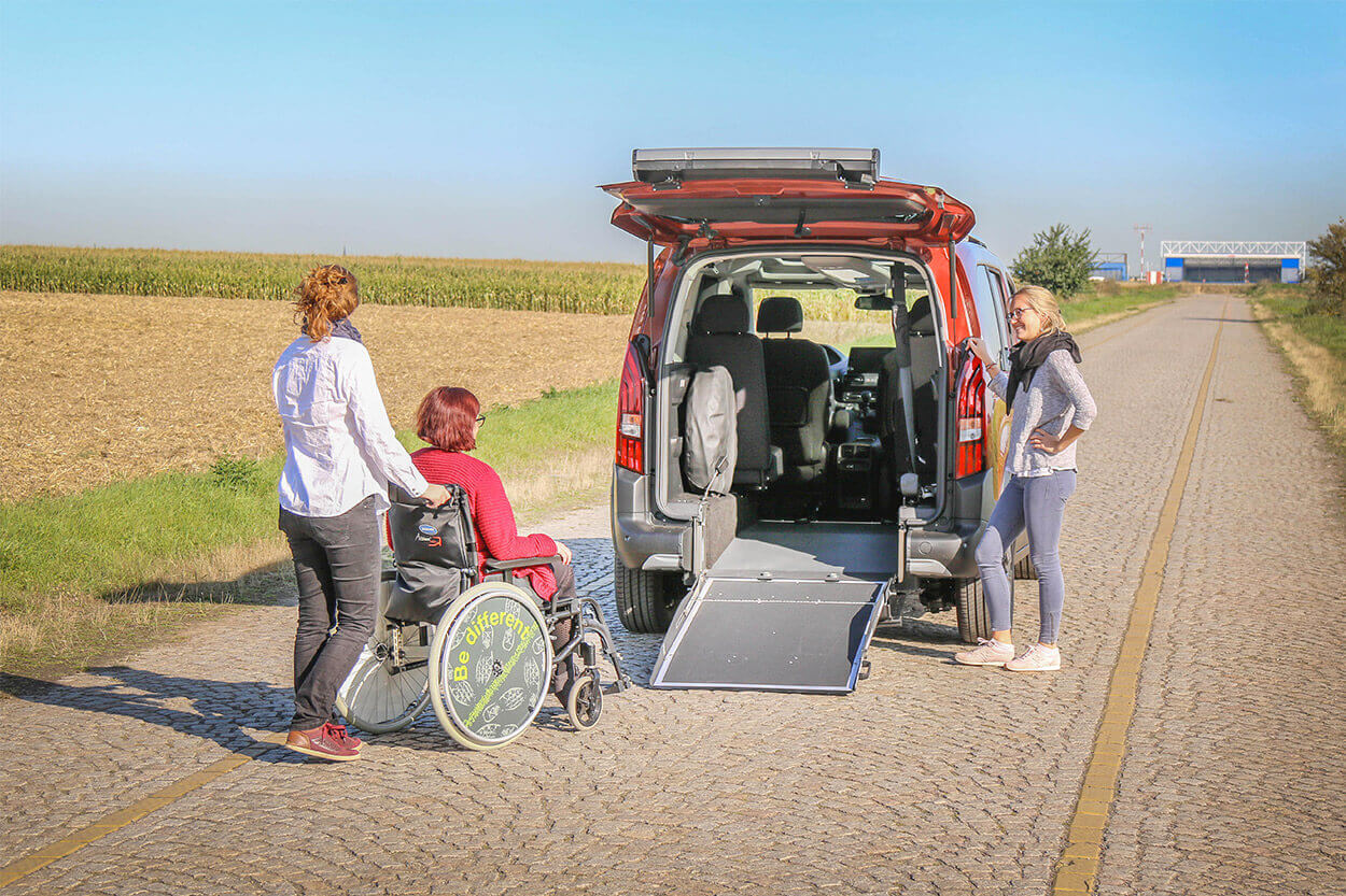 Cette voiture accessible vous permet de voyager à 5 dont une personne en fauteuil roulant