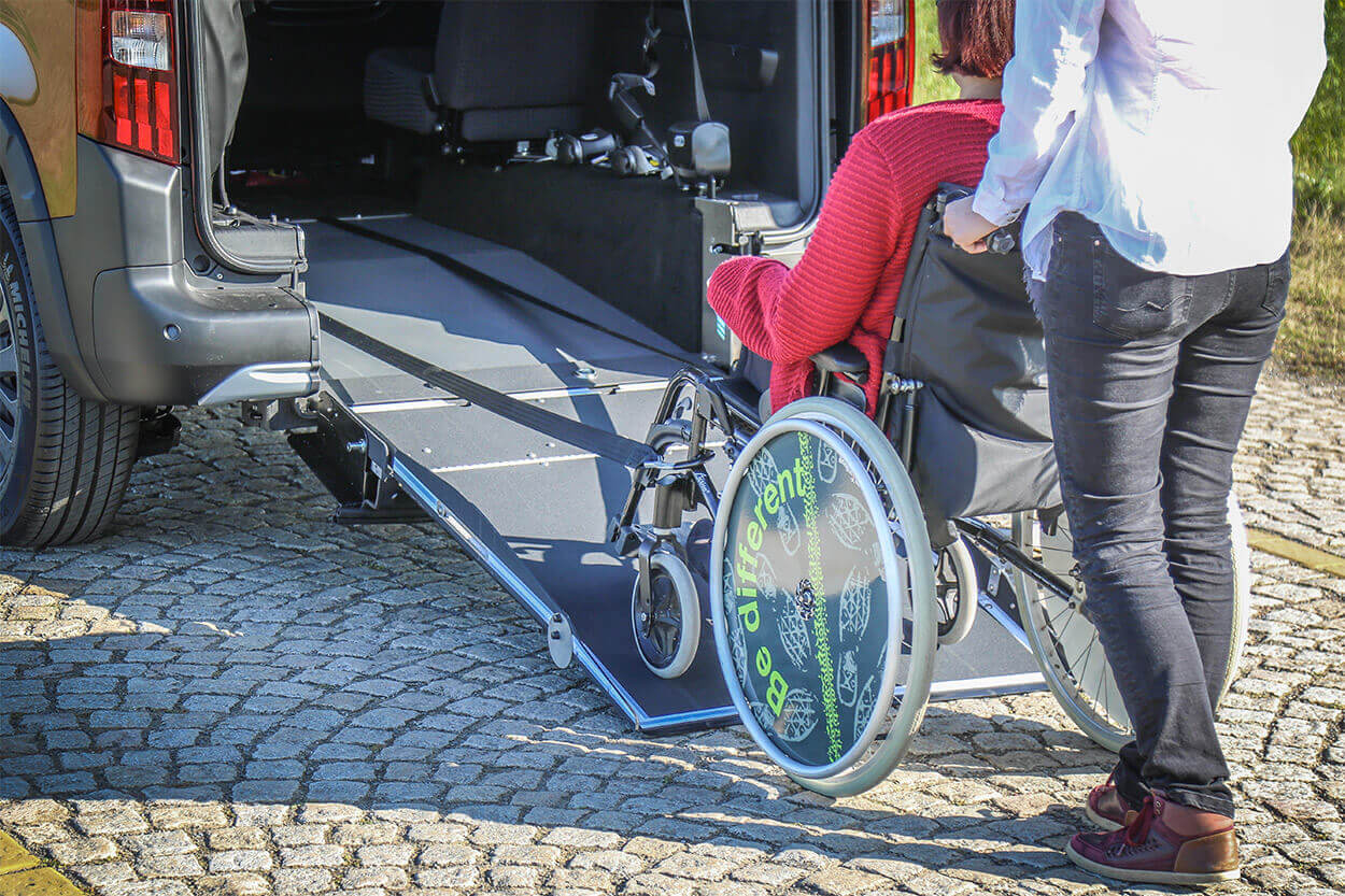 Les sangles d&#039;arrimage avant sont suffisamment longues pour être fixées au fauteuil dès le bas de la rampe ! 