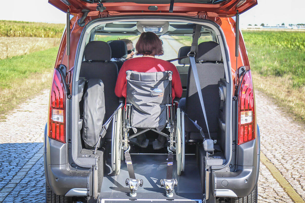 Le Peugeot Rifter TPMR est équipé d&#039;un système d&#039;arrimage complet pour assurer la sécurité du passager handicapé