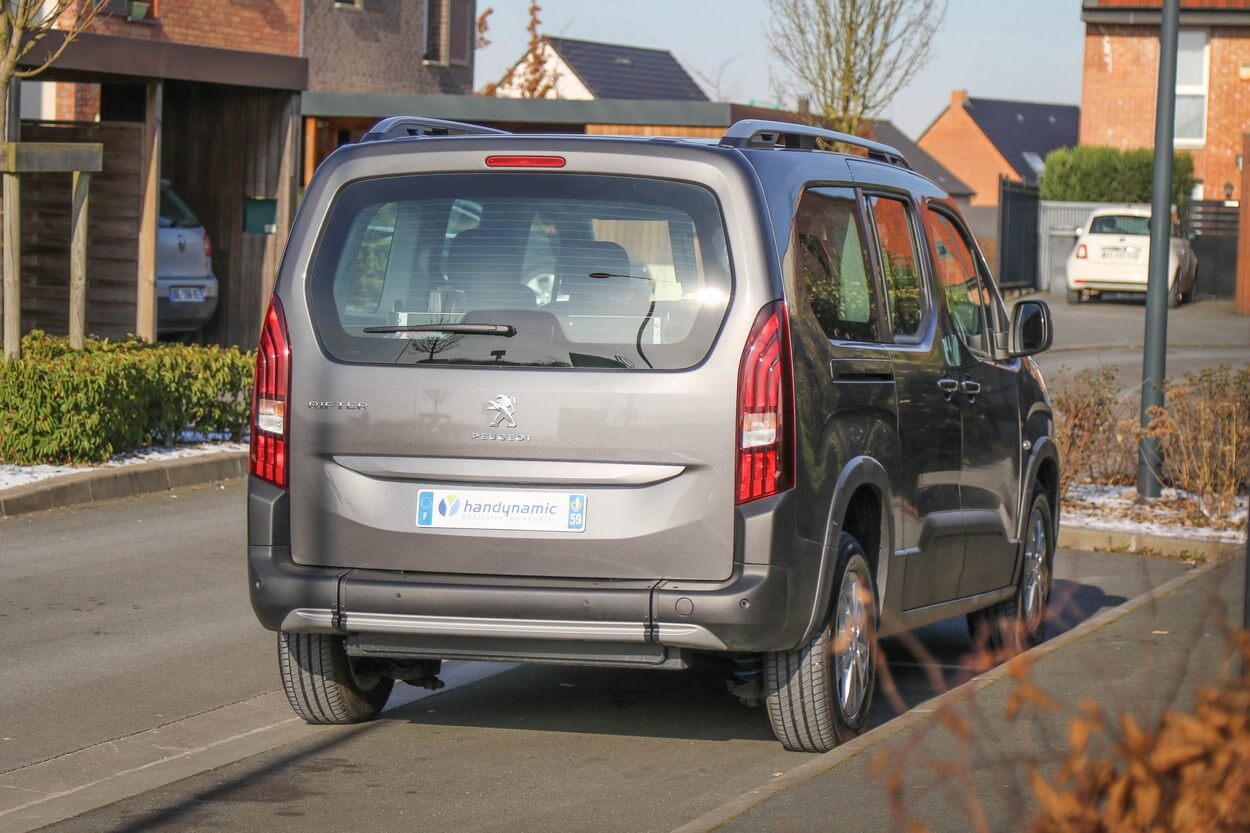 De l&#039;extérieur, seule la découpe du parechoc trahit l&#039;aménagement handicap de ce Peugeot Rifter long