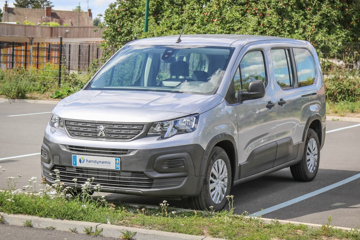 Le Peugeot Rifter profite d&#039;une face avant moderne avec la calandre typique de la marque au lion