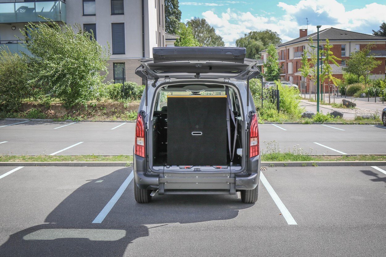 Il ne faut que quelques secondes pour remettre la rampe en position verticale