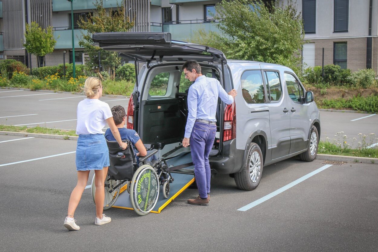 La pente raisonnable de la rampe permet de limiter les efforts de l&#039;accompagnant pour l&#039;installation du passager à mobilité réduite