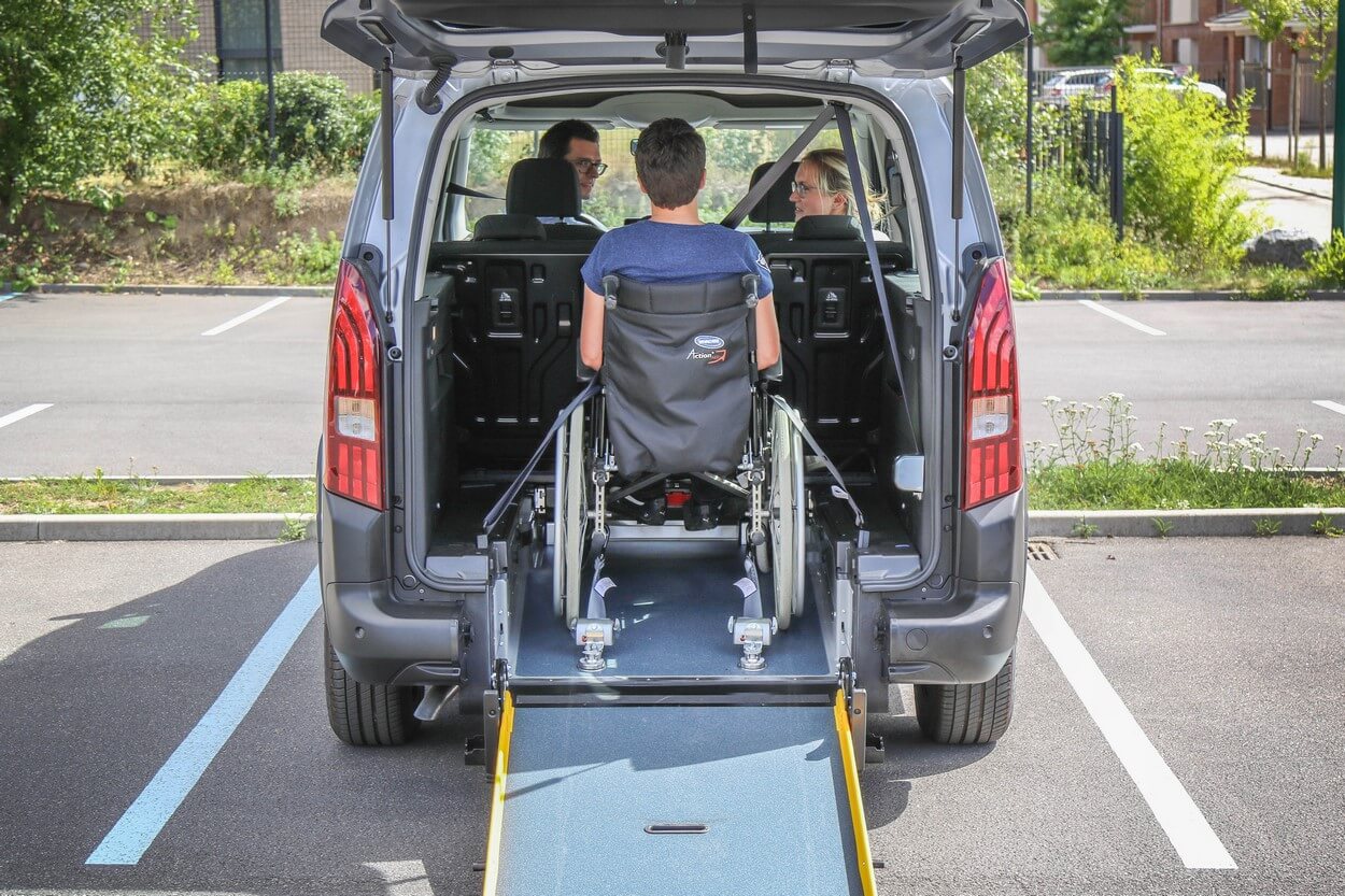 La sécurité du passager handicapé est assurée par un système d&#039;arrimage complet homologué et crash-testé