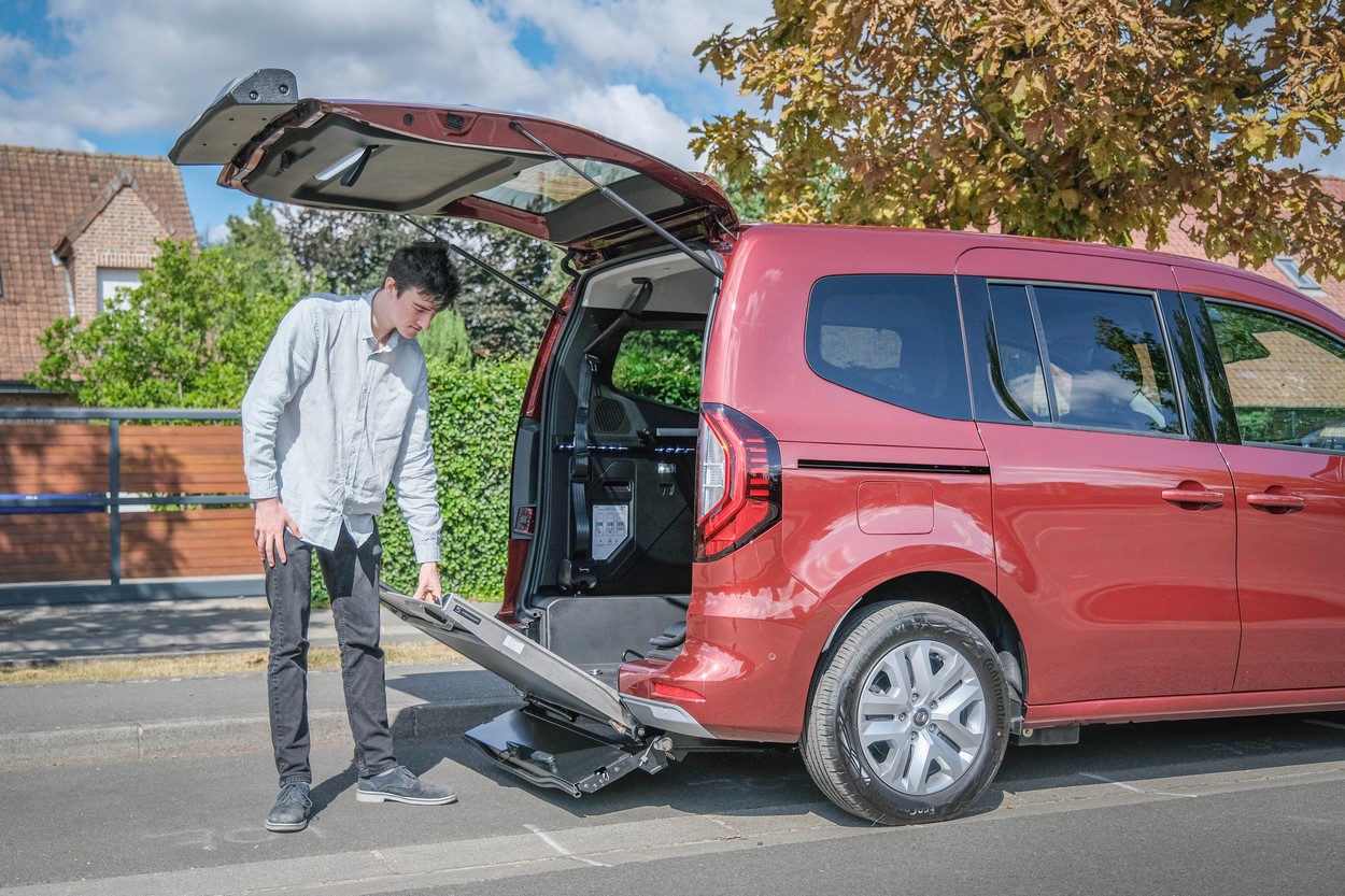 La rampe du Kangoo possède une cinématique nouvelle également grâce à son emplacement sous cassette.