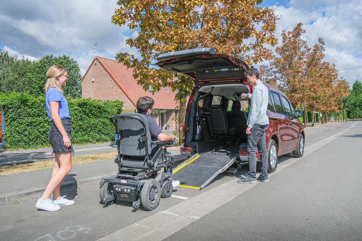 En tant que professionnel du transport de personnes, vous pouvez transportez jusqu&#039;à 3 personnes valides (conducteur inclus) + 1 en fauteuil roulant à bord de ce ludospace adapté