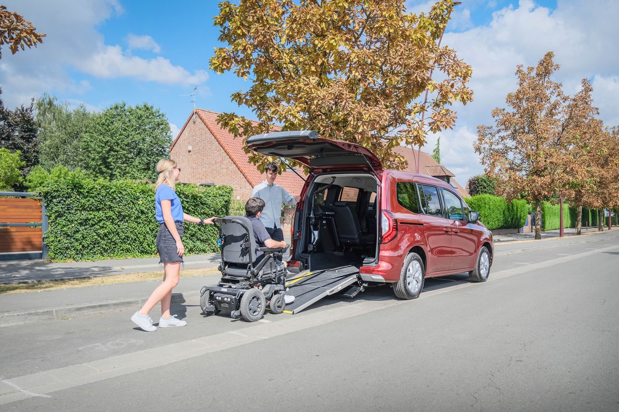 A l&#039;intérieur, deux emplacements sont possibles pour le passager en fauteuil roulant