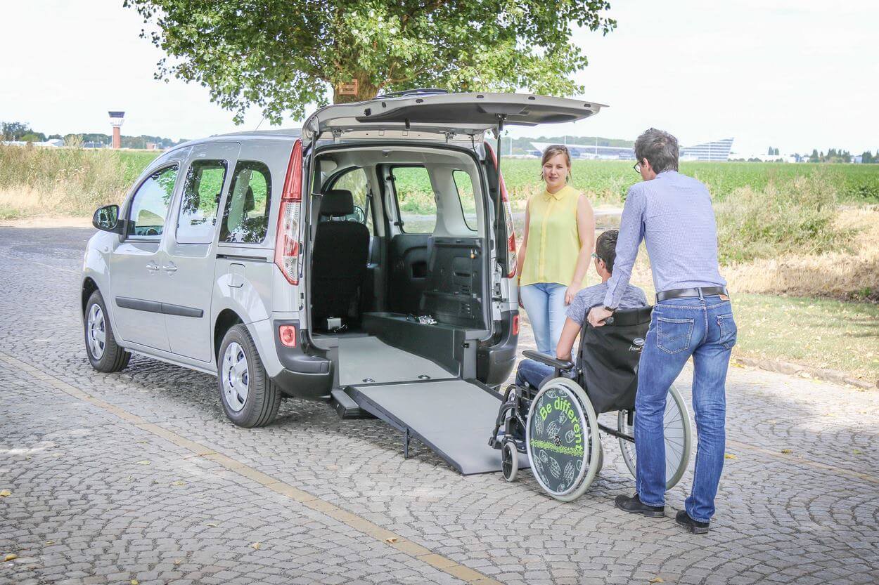 Le Renault Kangoo Xtra SimplyAccess permet de voyager à 4 personnes dont un passager handicapé en fauteuil roulant