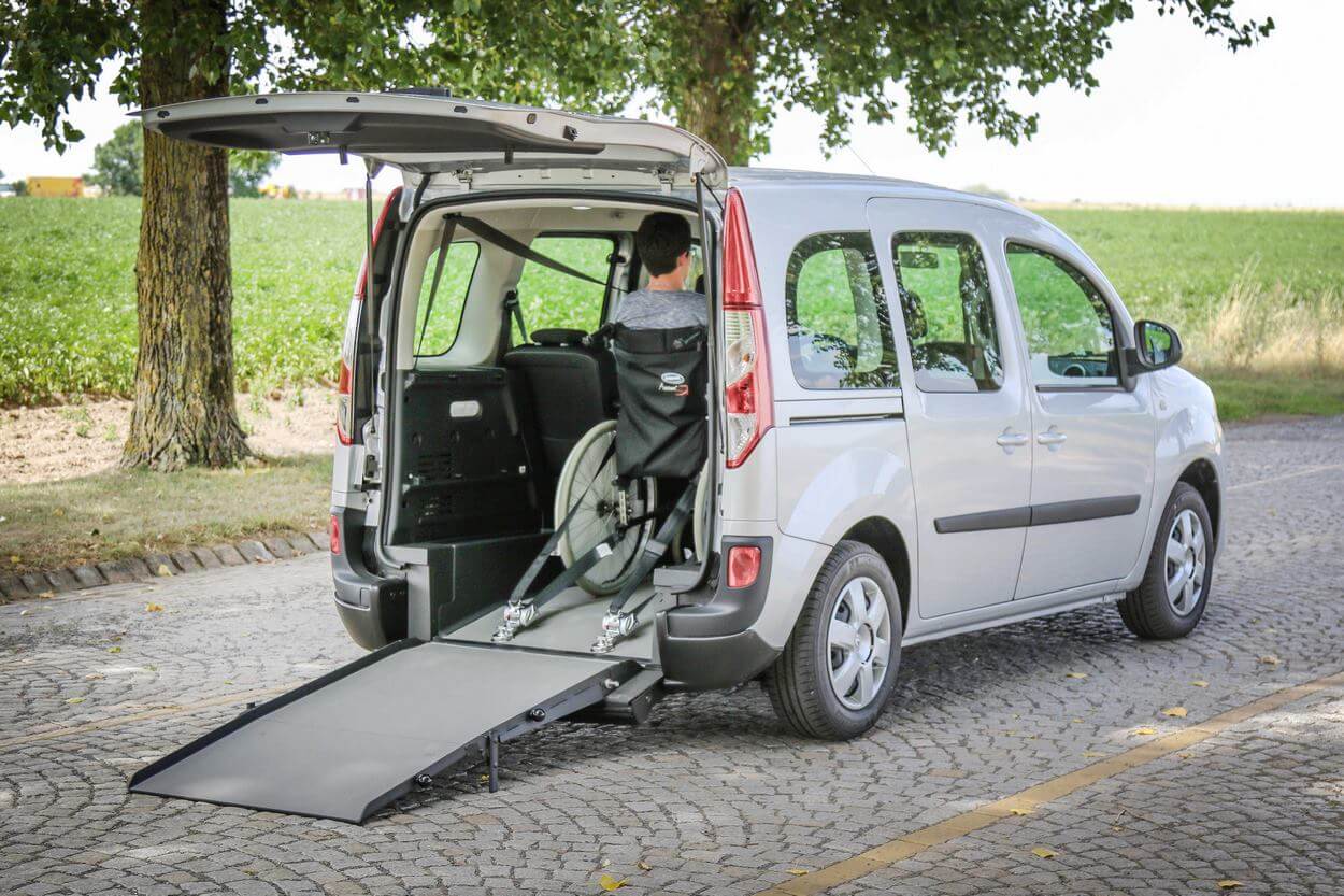 Le passager en fauteuil roulant voyage en toute sécurité grâce à des sangles d&#039;arrimage et une ceinture de sécurité adaptée