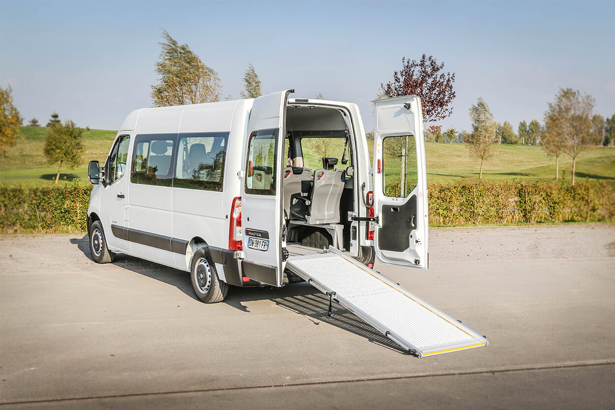 Classique mais bien pratique, la rampe d&#039;accès du Renault Master L2H2 TPMR Triflex permet de monter ou descendre vos passagers facilement...