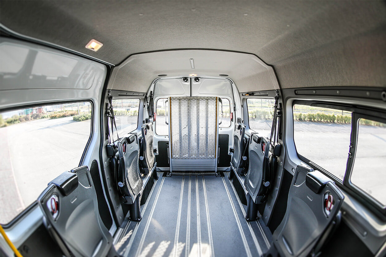 Et ce minibus accessible en fauteuil roulant vous permet de transporter 3 passagers en fauteuil roulant au maximum !