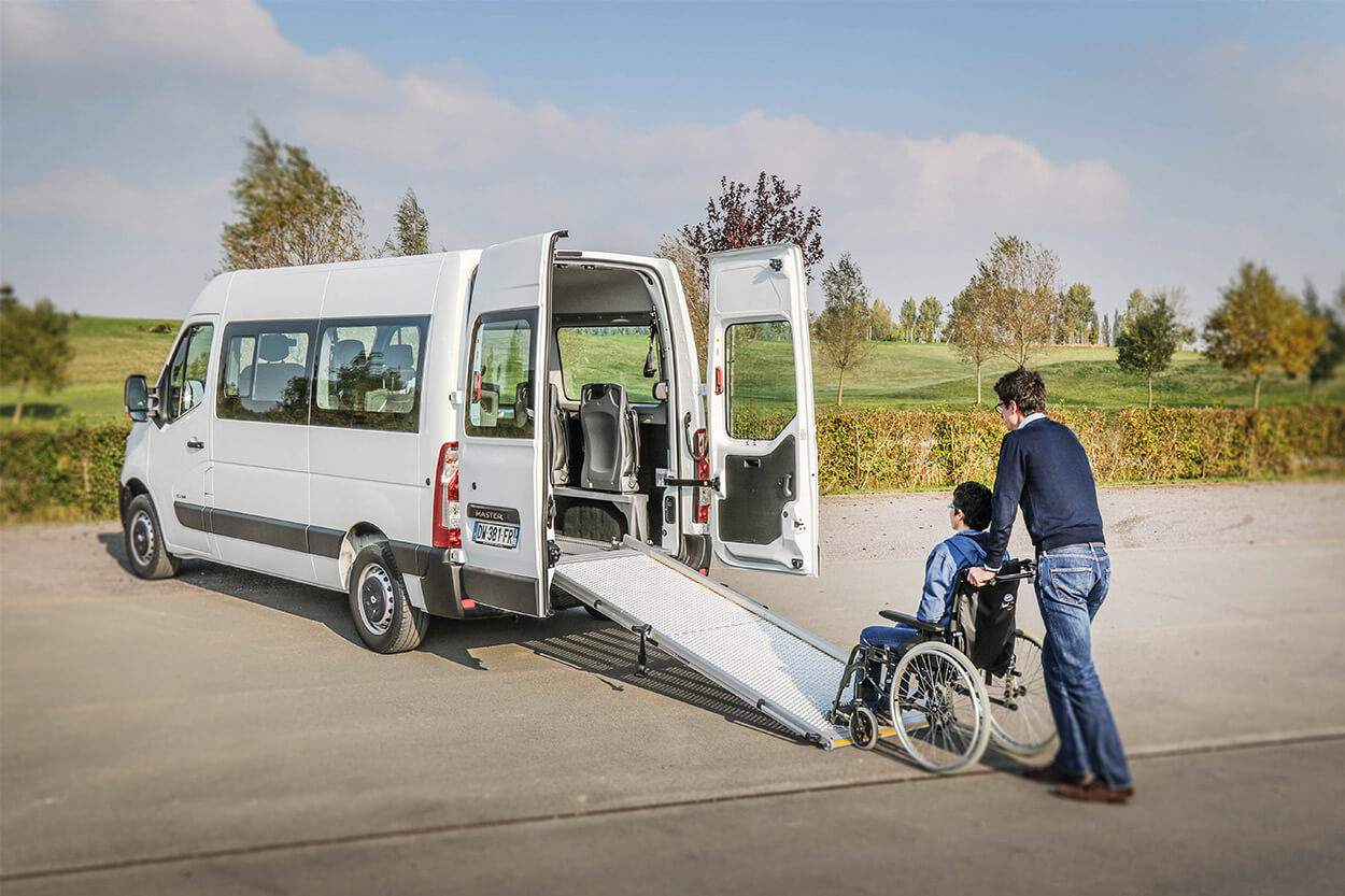 Un grand espace intérieur, une rampe d&#039;accçès manuelle et des places TPMR... Le Master TPMR L2H2 Triflex est parfait pour vos trajets quotidiens avec des personnes handicapées