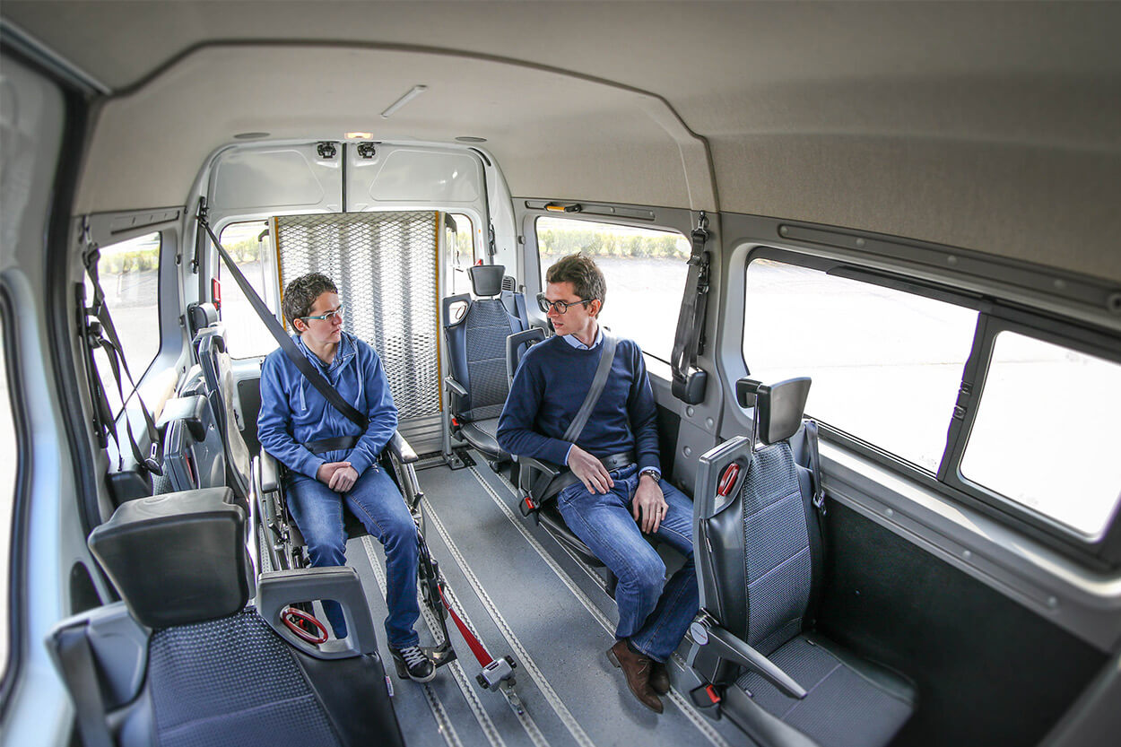 Avec ce minibus accessible en fauteuil roulant, transportez des personnes valides ET à mobilité réduite !