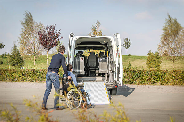 Grâce à sa hauteur intérieure impressionnante, le Renault Master TPMR L2H2 peut accueillir tous types de fauteuil roulant