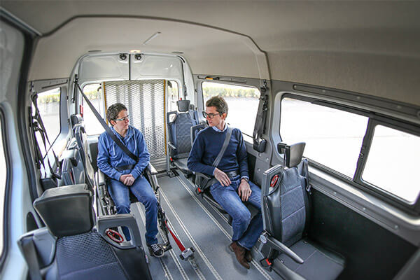 Ce minibus aménagé handicap peut accueillir des personnes valides et en fauteuil roulant, tout en ayant de la place à l&#039;arrière !