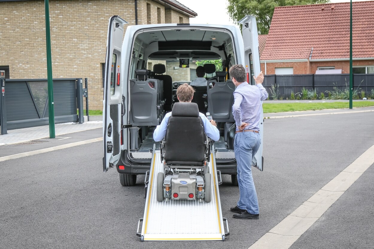 Avec une hauteur intérieure importante, tous les passagers en fauteuil roulant peuvent s&#039;installer à bord de ce minibus TPMR...