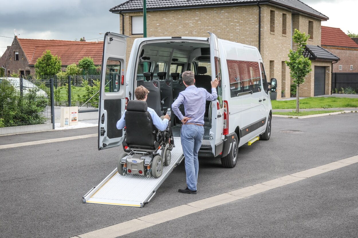 Avec une rampe d&#039;accès manuelle, les passagers en fauteuil roulant peuvent monter à bord très facilement