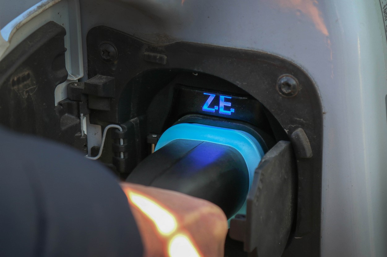 Pour être sûr que le Renault Master électrique est bien en charge, le logo &quot;ZE&quot; s&#039;allume en bleu