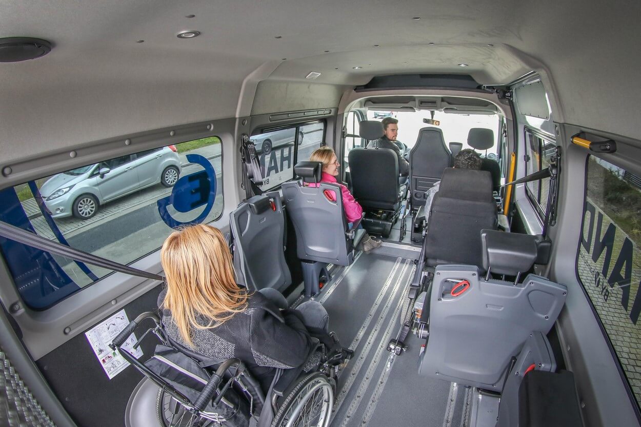 Tous les passagers de ce minibus TPMR profite du silence à bord grâce à sa motorisation électrique