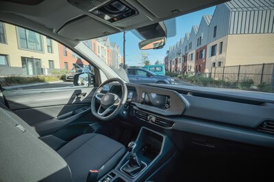 Le Volkswagen Caddy Maxi aménagé TPMR propose un poste de conduite fonctionnel et connecté Le Volkswagen Caddy Maxi aménagé TPMR propose un poste de conduite fonctionnel et connecté